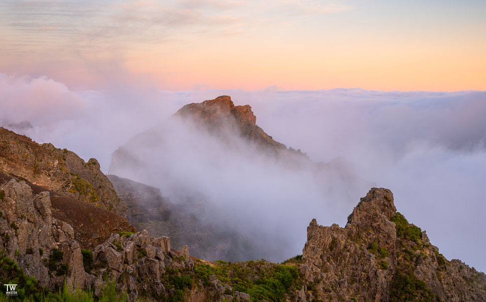 2 An den Hängen hingen die Wolken noch etwas länger. Auf diesem Bild sieht man auch eine Wanderstrecke, auf der bereits schon einige unterwegs waren.