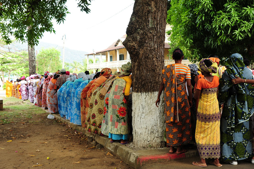 パレードの出発地点に集合するマダガスカル女性