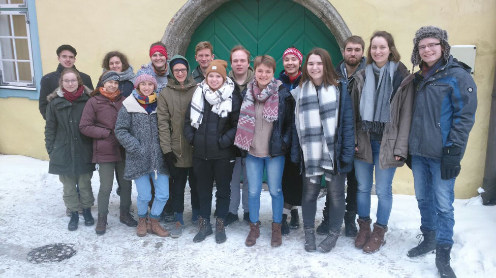 Gruppenfoto (alle Freiwilligen aus Russland, Frankreich, Großbritannien, Rumänien, Estland und der Slowakei) 