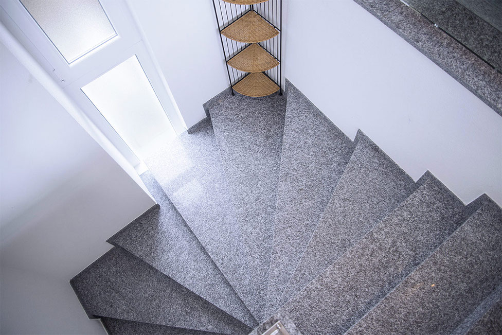 Granittreppe Innen Serizzo poliert