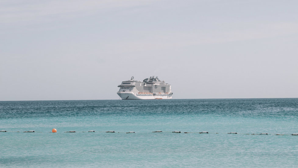 MSC Bellissima von MSC Kreuzfahrten vor Sir Bani Yas Island (Abu Dhabi)