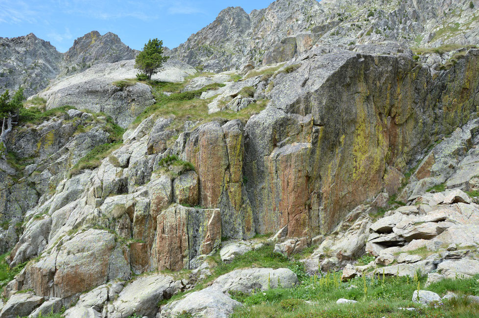En montant avant d'atteindre le vallon Sangué, des roches teintées par le lichen