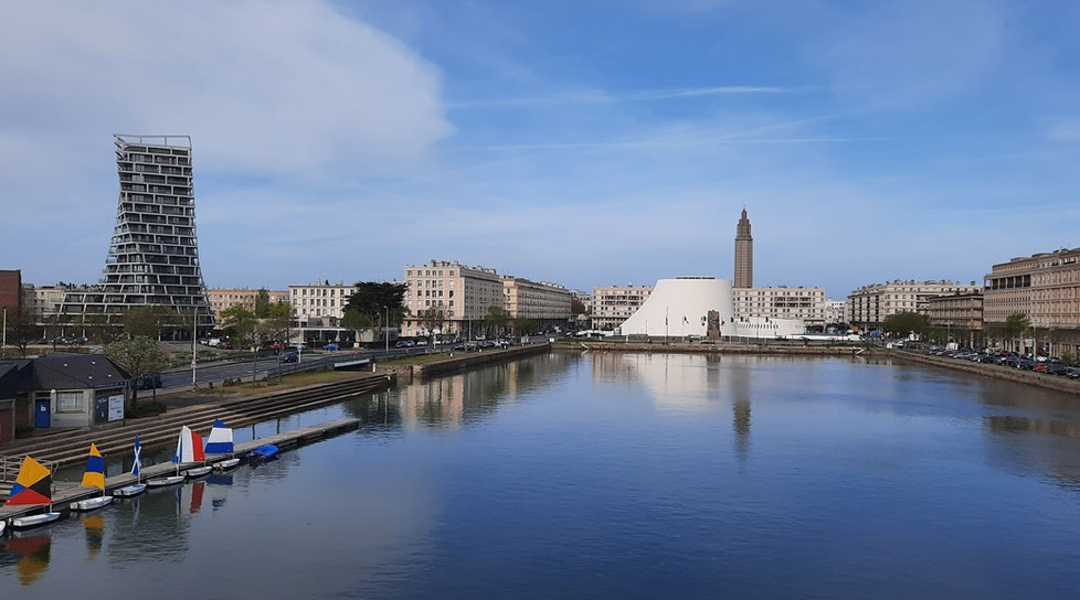 Le pont qui traverse le Bassin du Commerce permet de voir le Volcan déssiné par Oscar-Niermeyer (celui qui dessina les plans de Brasilia) et au loin l'église Saint-Joseph