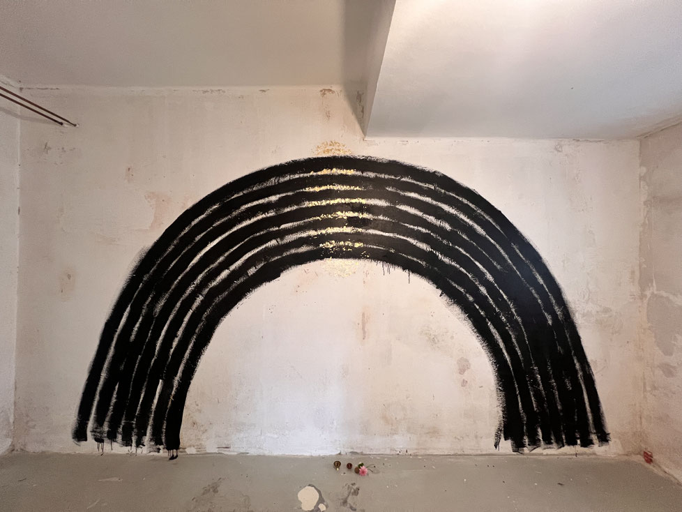 "ALL SEVEN COLOURS", 2025, Grundierfarbe & Blattgold auf Wand, Öllampe, Apfel, Blume, 3,50m x 2,8 m, Kunsttempel Kassel