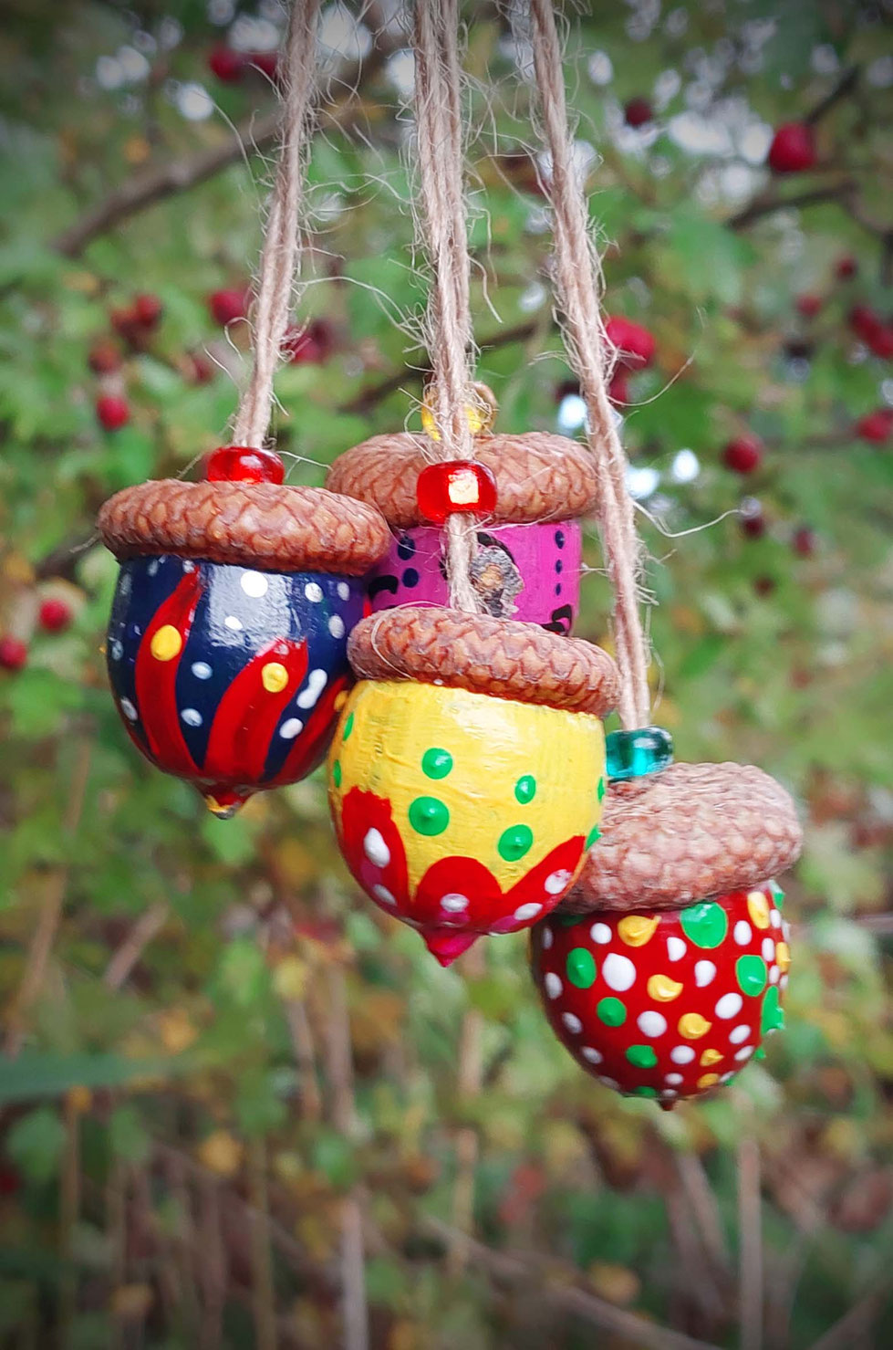 Eicheln, Eichelhütchen, Quercus, Roteiche, Baumfrüchte, Eiche, Stieleiche, Herbst, Basteln, bemalen, malen, Acrylfarbe, Murmeln, Glasmurmeln, Metallic, Design, kreatives, Kunst, Eichelkunst, Metallicfarbe, Natur, Naturmaterialien, Herbst, Kräuterhexe,