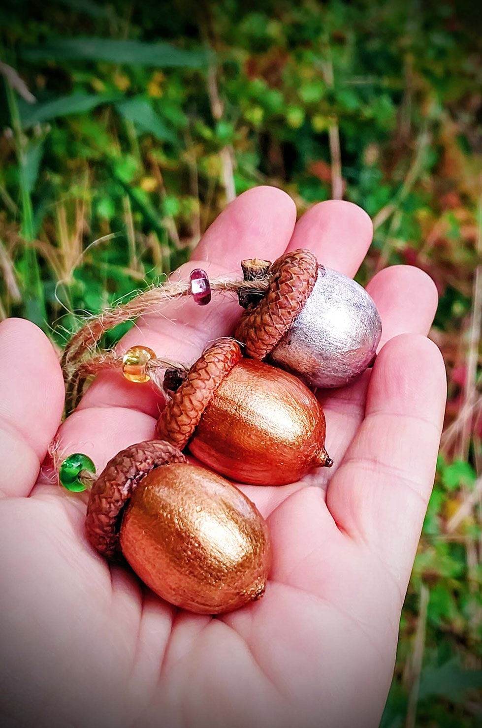 Eicheln, Eichelhütchen, Quercus, Roteiche, Baumfrüchte, Eiche, Stieleiche, Herbst, Basteln, bemalen, malen, Acrylfarbe, Murmeln, Glasmurmeln, Metallic, Design, kreatives, Kunst, Eichelkunst, Metallicfarbe, Natur, Naturmaterialien, Herbst, Kräuterhexe,