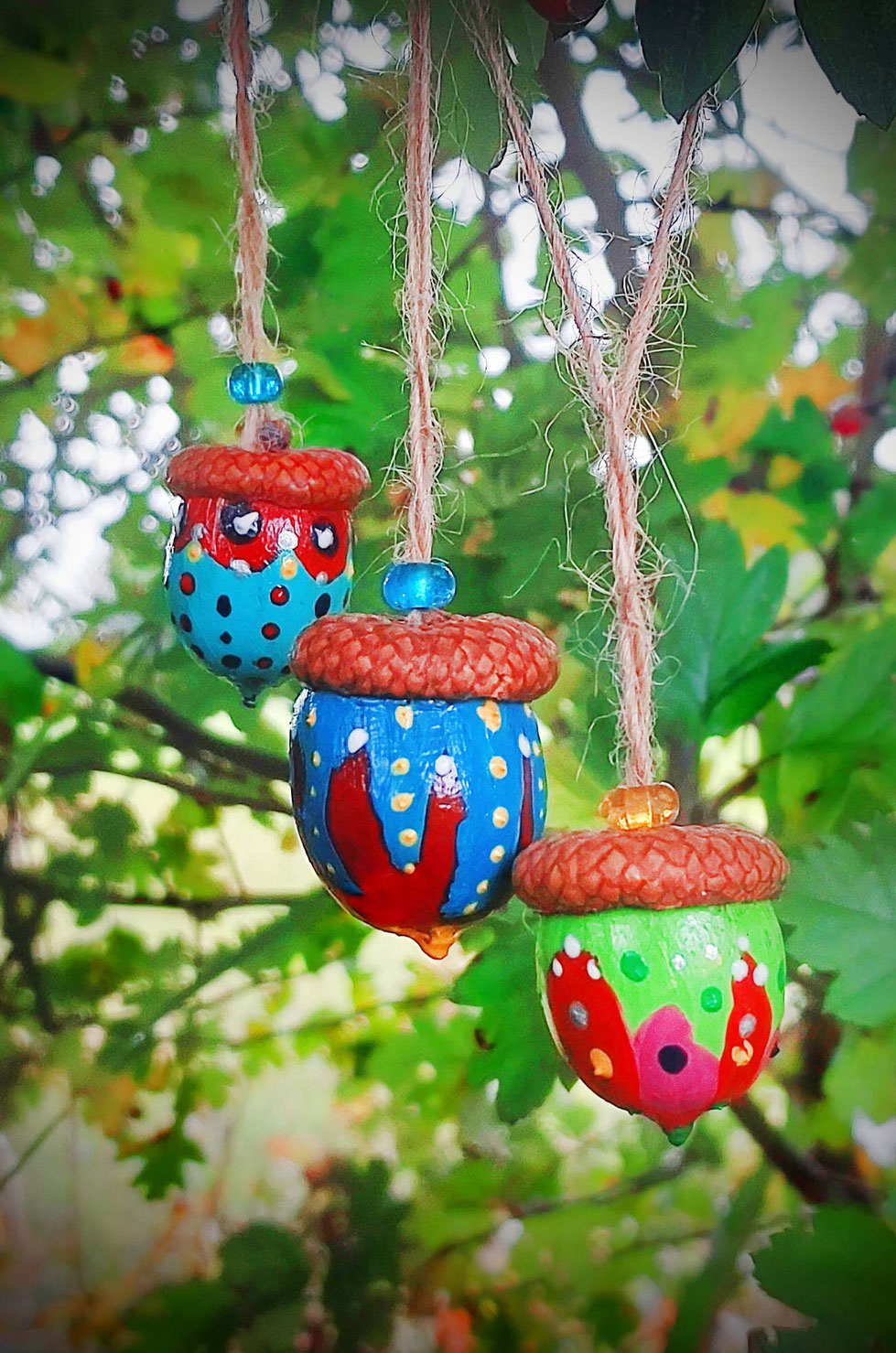 Eicheln, Eichelhütchen, Quercus, Roteiche, Baumfrüchte, Eiche, Stieleiche, Herbst, Basteln, bemalen, malen, Acrylfarbe, Murmeln, Glasmurmeln, Metallic, Design, kreatives, Kunst, Eichelkunst, Metallicfarbe, Natur, Naturmaterialien, Herbst, Kräuterhexe,