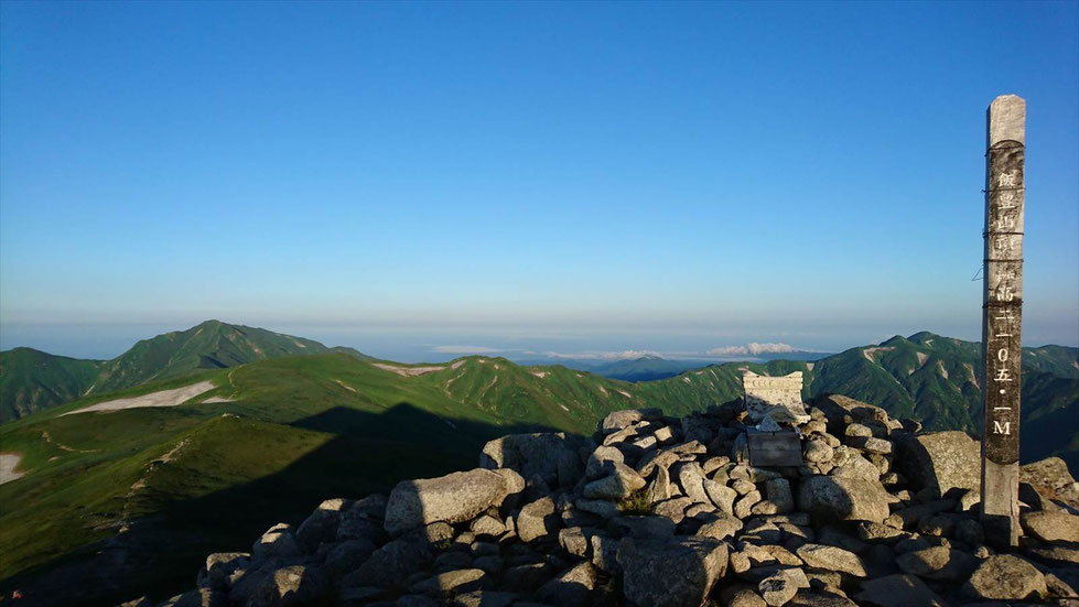 早朝の飯豊山山頂(2,105.2m) 左手に飯豊連峰最高峰の大日岳(2,128m)