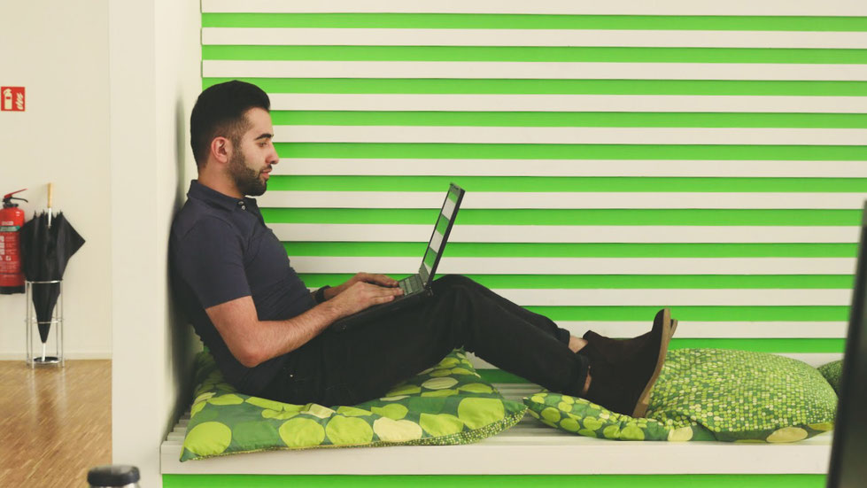 Unser Werkstudent Artjom bei der Arbeit bei Unterschied & Macher.