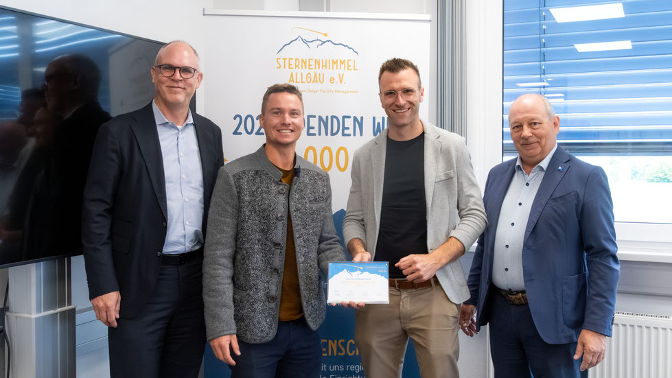 v.li. Thomas Braun (Geiger FM und Sternenhimmel Allgäu e. V.), Stefan Haydn und Michael Läufle (TG Allgäu), Michael Hauke (Allgäuer Werkstätten & Beirat Sternenhimmel Allgäu e. V.)