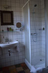 Das private Badezimmer von Tournesol mit Dusche und WC