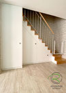 Schrank unter Treppe nach Maß von Schreinerei Holzdesign Ralf Rapp Geisingen, Treppenunterschrank in weiß, Schranktreppe, gewendelte Treppe mit Treppenschrank