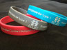 Un bracelet rouge, un gris et un bleu pour soutenir ECLAS