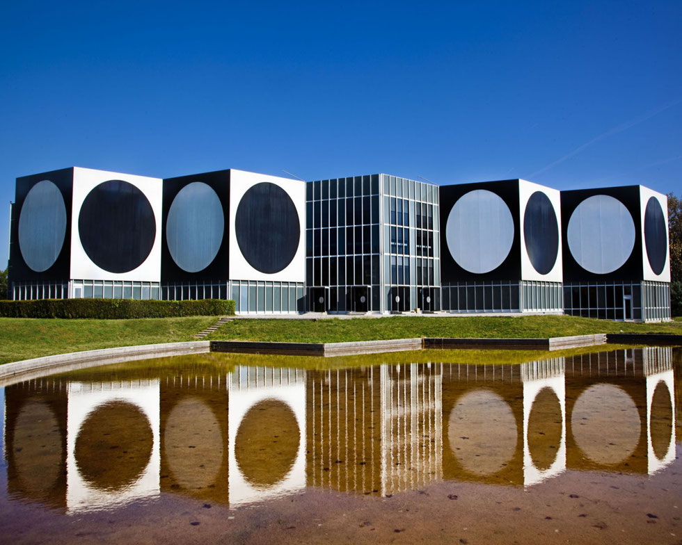 Façades cubiques de la fondation Victor Vasarely à Aix-en-Provence avec en alternance de grands cercles blancs ou noirs sur un fond opposé (noirs ou blancs donc) très beau reflet sur un plan d'eau. #Provence #Art #AyniArt