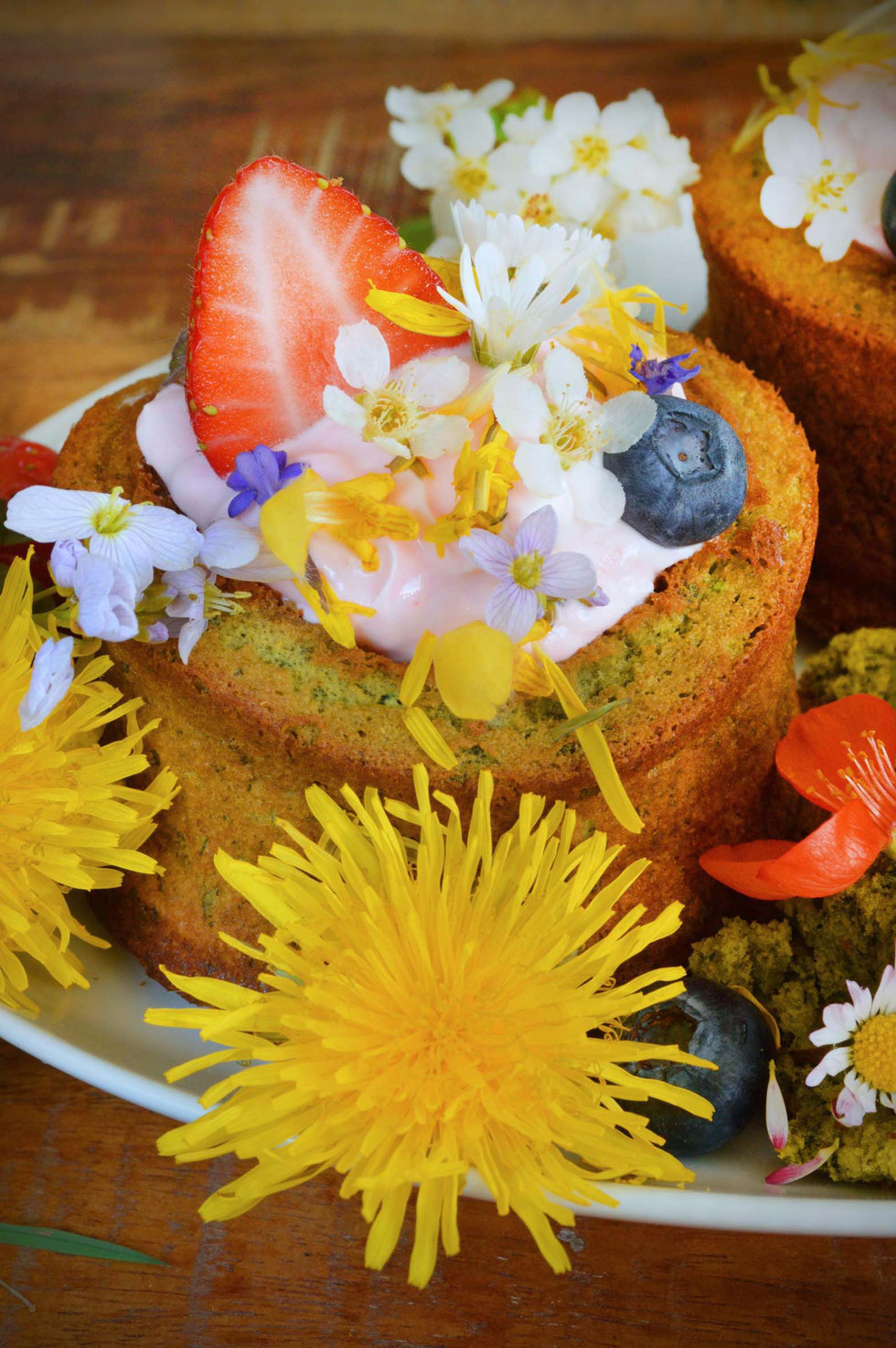Kuchen, backen, Brennnesseln, Brennnesselkuchen, Savarin, Frühling, Erdbeeren, Quark, Sahnejoghurt, essbare Blüten, Wildkräuter, Wildkräuter sammeln, Kräuterhexe, Rezept, Bisquit, grüne Hexe