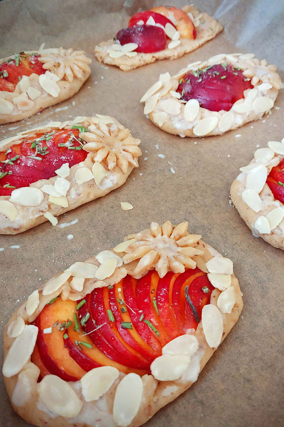 Galette, Galettes, Galetten, backen, Rezept, Nektarine, Nektarinen, Rosmarin, Mandeln, Mabon, Jahreskreis, Jahreskreisfest, Sonne, Herbst, Tages-und-Nachtgleiche, Kräuterhexe, Küchenhexe
