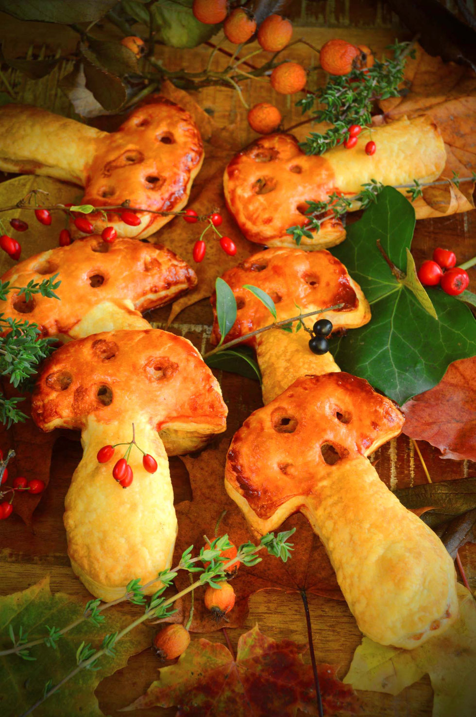 Pilze, Herbst, gefüllt, pie, fly agaric, Amanita muscaria,backen, Rezept, Pilz-Pie, Austernseitling, Fliegenpilz, Pilzform, Pilzfüllung, Blätterteig, Thymian, Ziegenfrischkäse, mini, hand pies, mushroom hand pies, Küchenhexe, grüne Hexe, oyster mushrooms,