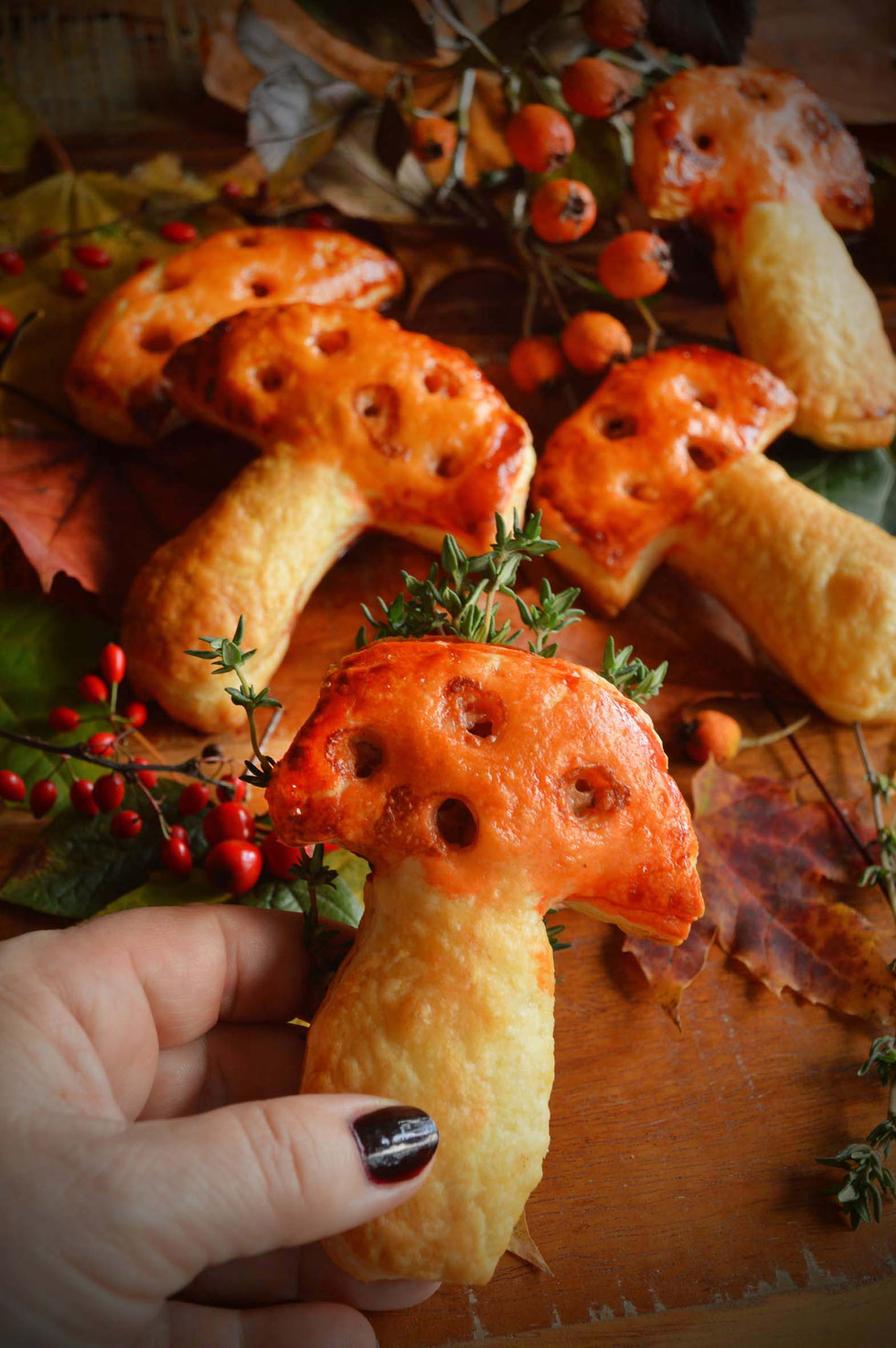 Pilze, Herbst, gefüllt, pie, fly agaric, Amanita muscaria,backen, Rezept, Pilz-Pie, Austernseitling, Fliegenpilz, Pilzform, Pilzfüllung, Blätterteig, Thymian, Ziegenfrischkäse, mini, hand pies, mushroom hand pies, Küchenhexe, grüne Hexe, oyster mushrooms,