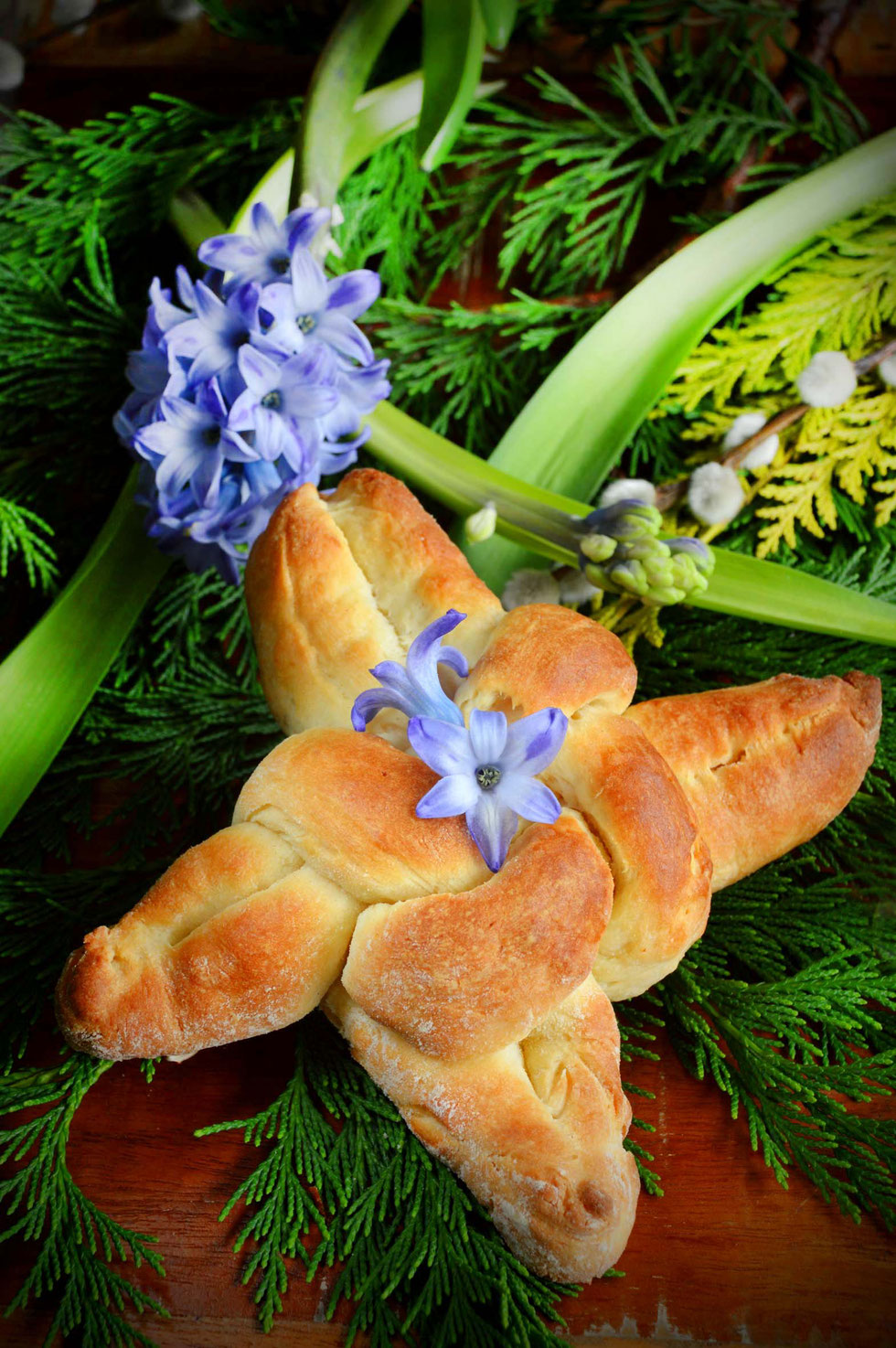 Brigid, Brigids, Kreuz, cross, Imbolc, Fest, feast, Wintermittelpunkt, middle of the winter, Jahreskreis, wheel of the year, Brot, bread, Rezept, Hefeteig, recipe, backen, baking, celebration,celtic goddess, candlemess, Lichtmess