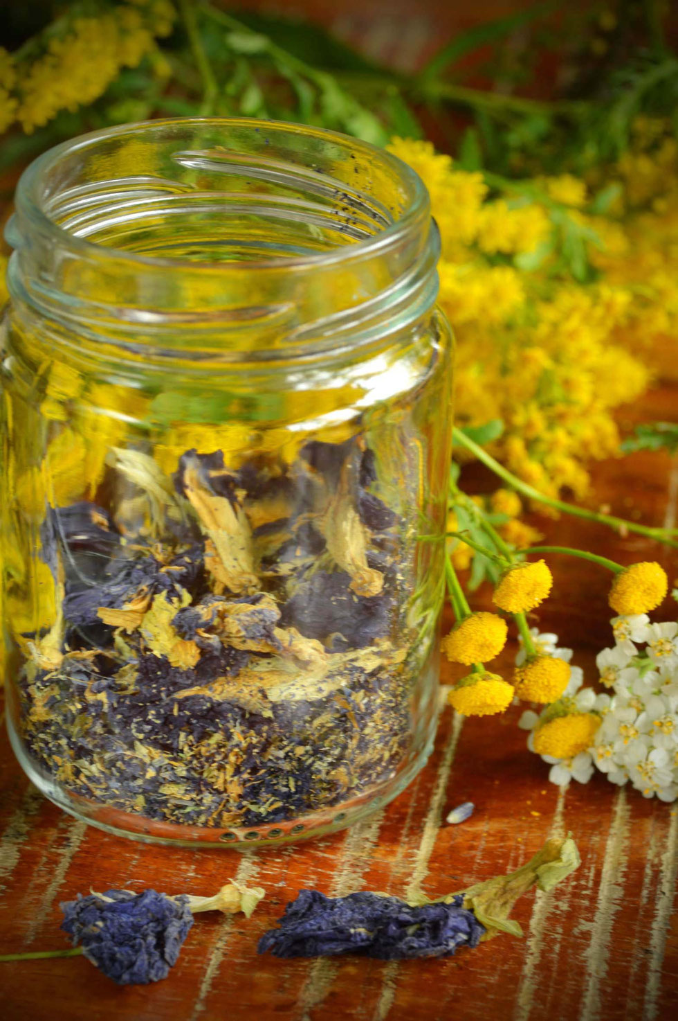 Honig, Honey, herbal, Kräuter, selber machen, selbstgemacht, infused honey, Elektuar, electuary, gesund, Erkältung, Magen-Darm, Schlaf, Blue Lotus, Blue pea, Rose, Beifuß, Kamille, Rosmarin, Salbei, Tulsi, Kräuterhexe, Küchenhexe,
