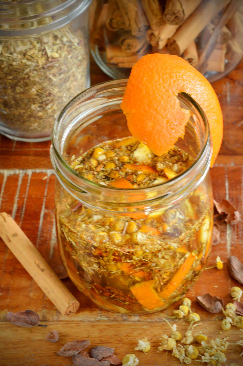 Bitterstoffe, Bittertropfen, Frühling, Verdauung, Entgiftung, selber machen, Orangenschale, Kakaoschalen, Galgant, Ingwer, Schafgarbe, Zimtstange, Kamille, Verdauung anregen, Kräuter, Heilpflanzen, Kräuterhexe, grüne Hexe