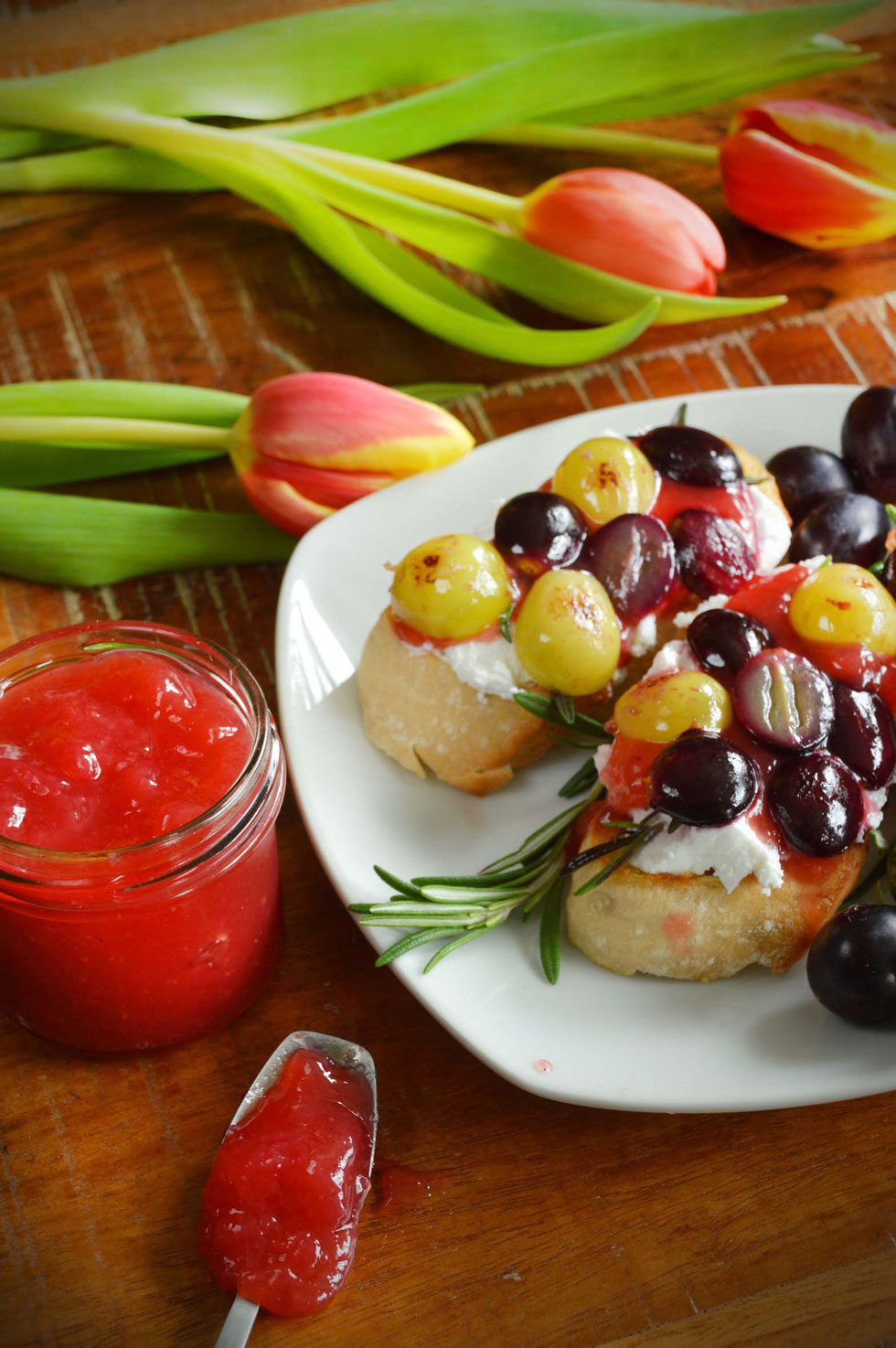 Trauben,Weintrauben, Gelee, Trauben-Gelee, Weintraubengelee, Crostini, Ciabatta, Rosmarin, Frischkäse, Ziegenkäse, Ziegenfrischkäse, Ziegenkäserolle, Fingerfood, Vorspeise, herzhaft,