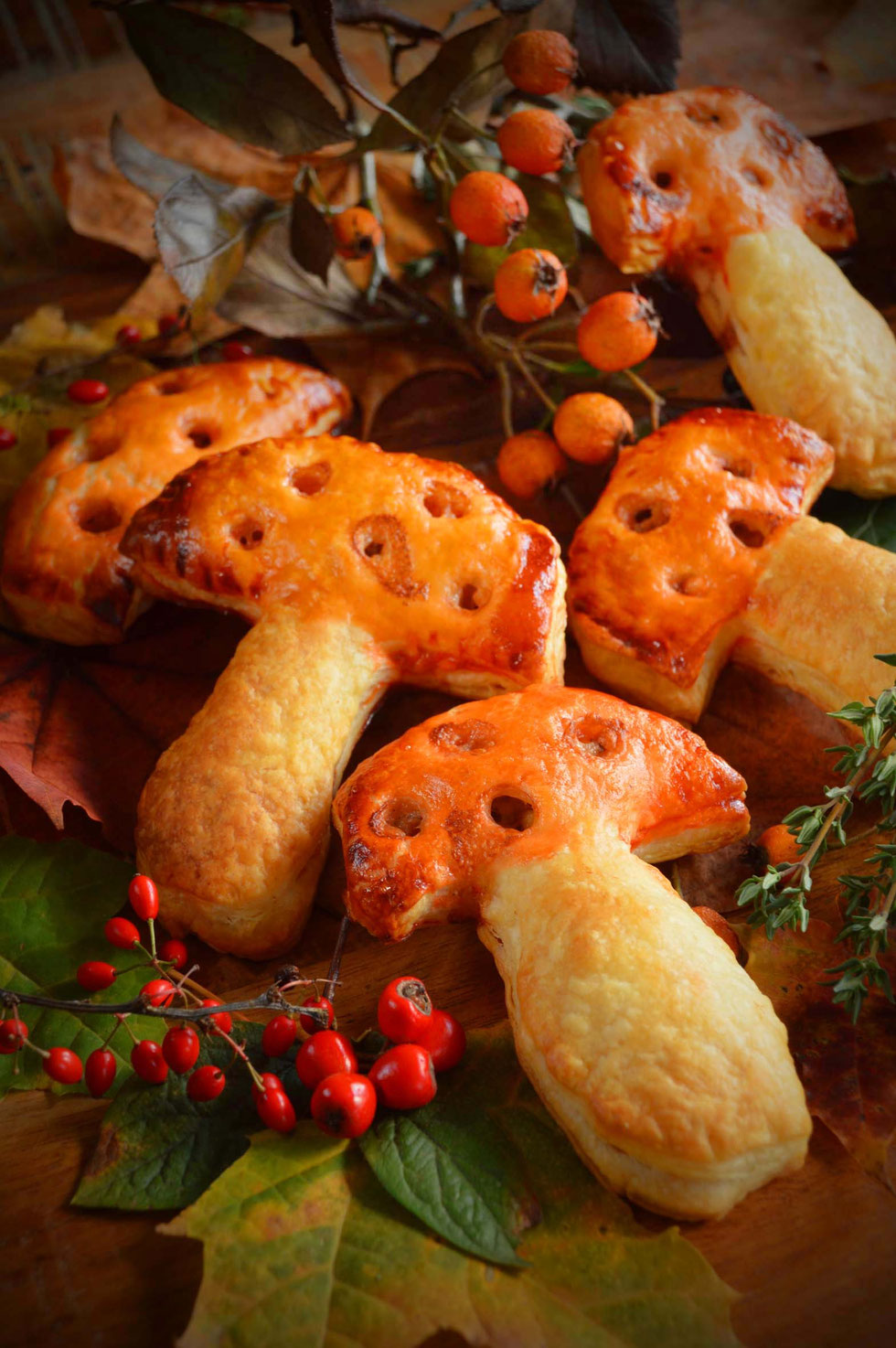 Pilze, Herbst, gefüllt, pie, fly agaric, Amanita muscaria,backen, Rezept, Pilz-Pie, Austernseitling, Fliegenpilz, Pilzform, Pilzfüllung, Blätterteig, Thymian, Ziegenfrischkäse, mini, hand pies, mushroom hand pies, Küchenhexe, grüne Hexe, oyster mushrooms,