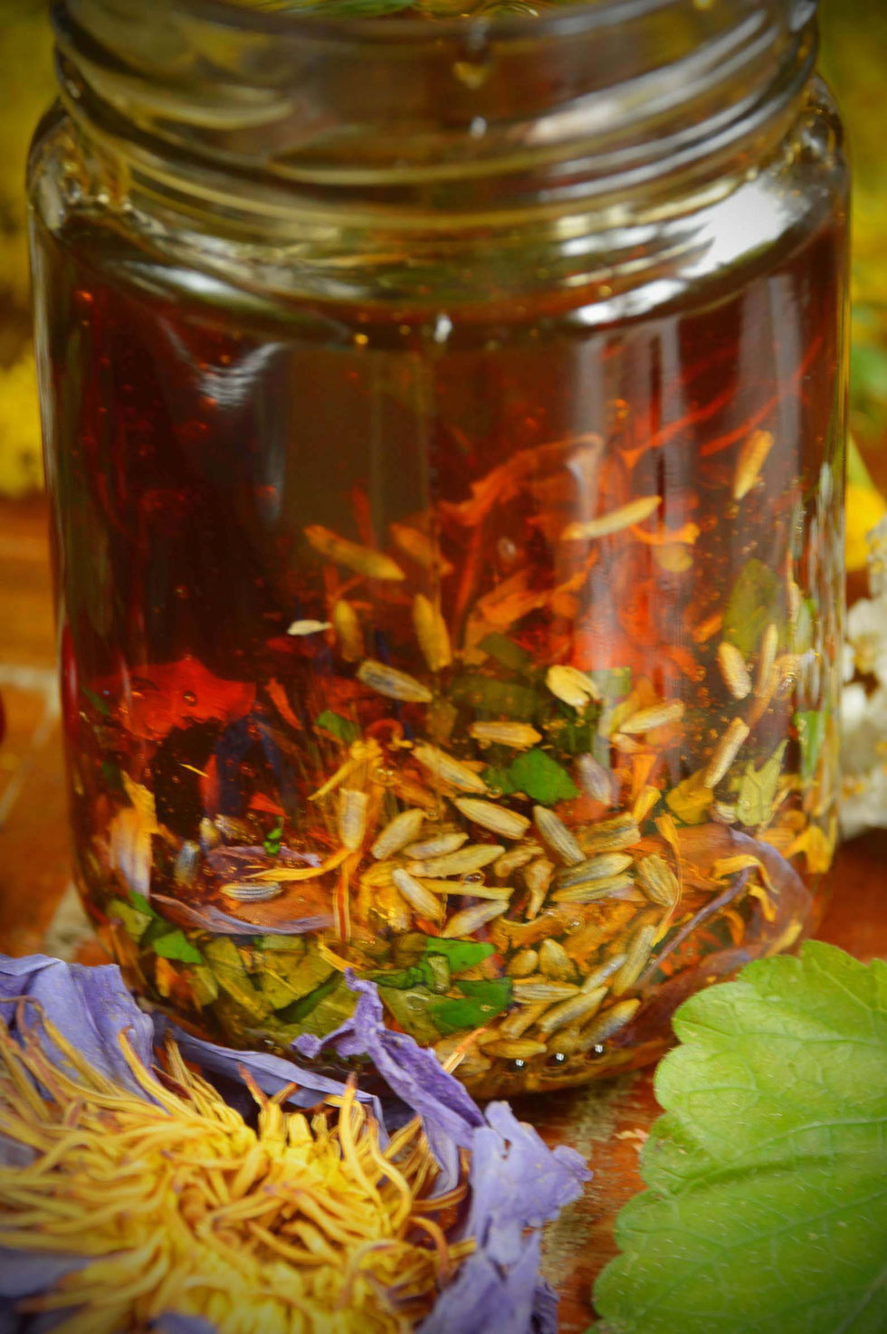 Honig, Honey, herbal, Kräuter, selber machen, selbstgemacht, infused honey, Elektuar, electuary, gesund, Erkältung, Magen-Darm, Schlaf, Blue Lotus, Blue pea, Rose, Beifuß, Kamille, Rosmarin, Salbei, Tulsi, Kräuterhexe, Küchenhexe,