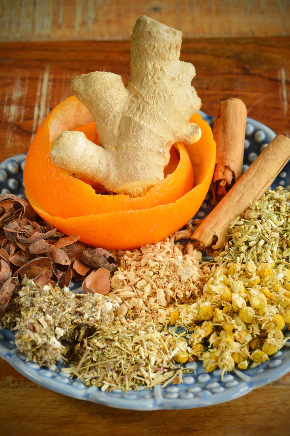 Bitterstoffe, Bittertropfen, Frühling, Verdauung, Entgiftung, selber machen, Orangenschale, Kakaoschalen, Galgant, Ingwer, Schafgarbe, Zimtstange, Kamille, Verdauung anregen, Kräuter, Heilpflanzen, Kräuterhexe, grüne Hexe