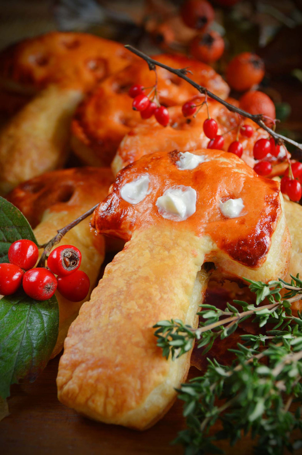 Pilze, Herbst, gefüllt, pie, fly agaric, Amanita muscaria,backen, Rezept, Pilz-Pie, Austernseitling, Fliegenpilz, Pilzform, Pilzfüllung, Blätterteig, Thymian, Ziegenfrischkäse, mini, hand pies, mushroom hand pies, Küchenhexe, grüne Hexe, oyster mushrooms,