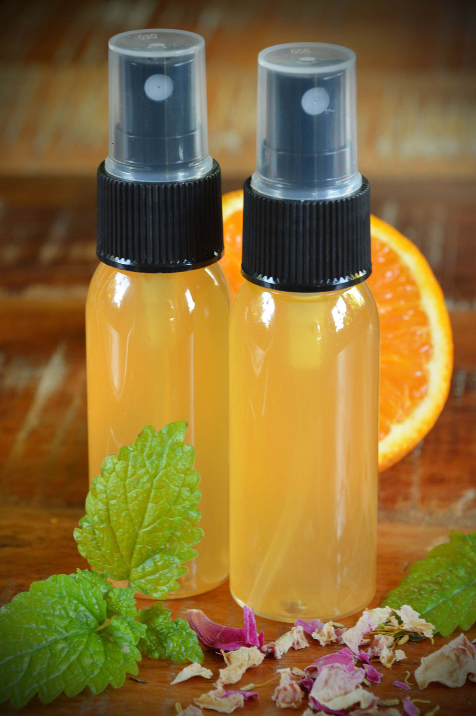 Zitronenmelisse, Melisse, Melissa officinalis, Heilpflanzen, Küchenkräuter, Zitrone, Orange, Duft, ätherische Öle, Rosenblüten, Apfelssig, erfrischend, vitalisierend, Bodyspray, Gesichtswasser, Deodorant, natürliche Hautpflege, Küchenhexe, Kräuterhexe
