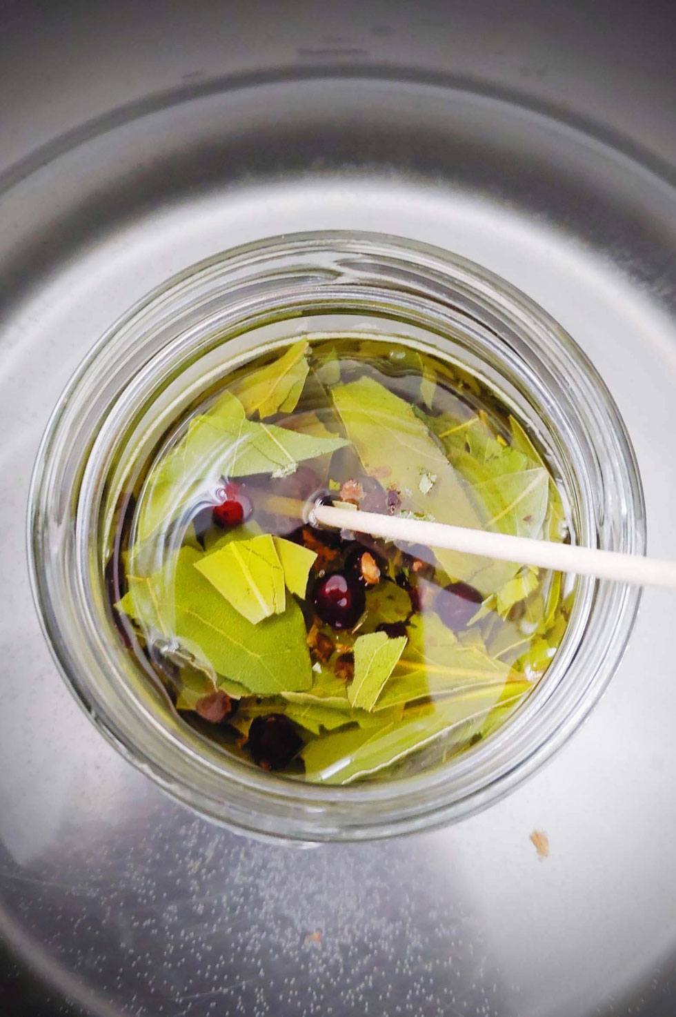Lorbeer, Lorbeerbaum, Lorbeerkranz, Heilpflanze, Gewürzpflanze, Wacholder, Wacholderbeeren, Salbe, selber machen, diy, herstellen, Ölauszug, Naturkosmetik, ätherische Öle, Mythologie, Daphne und Apoll,