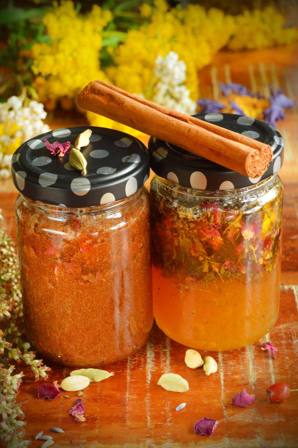 Honig, Honey, herbal, Kräuter, selber machen, selbstgemacht, infused honey, Elektuar, electuary, gesund, Erkältung, Magen-Darm, Schlaf, Blue Lotus, Blue pea, Rose, Beifuß, Kamille, Rosmarin, Salbei, Tulsi, Kräuterhexe, Küchenhexe,