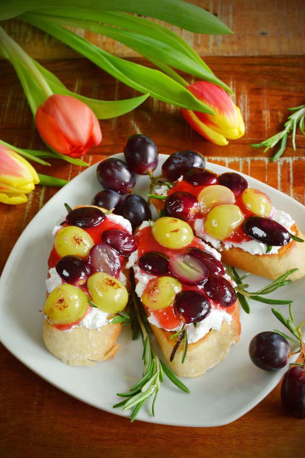 Trauben,Weintrauben, Gelee, Trauben-Gelee, Weintraubengelee, Crostini, Ciabatta, Rosmarin, Frischkäse, Ziegenkäse, Ziegenfrischkäse, Ziegenkäserolle, Fingerfood, Vorspeise, herzhaft,