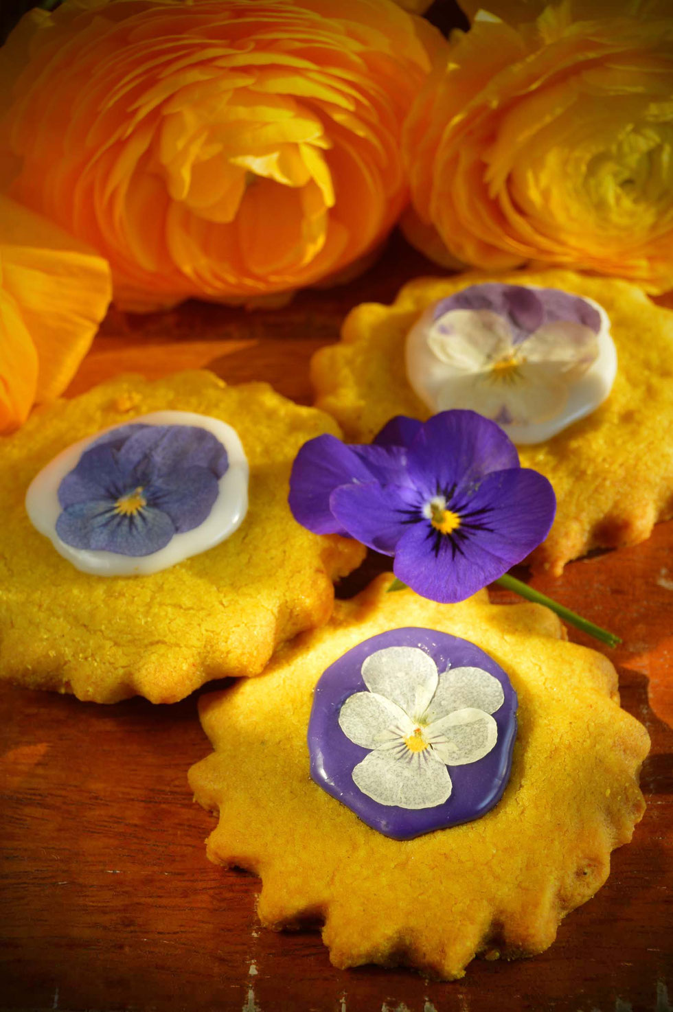 Kekse, Cookies, Sonne, Frühling, Goldene Milch, Kurkuma, Ingwer, shortbread, essbare Blüten, Hornveilchen, backen, Rezept, Goldene Milch Cookies, golden milk, Kräuterhexe, Küchenhexe, Gewürze, golden, 
