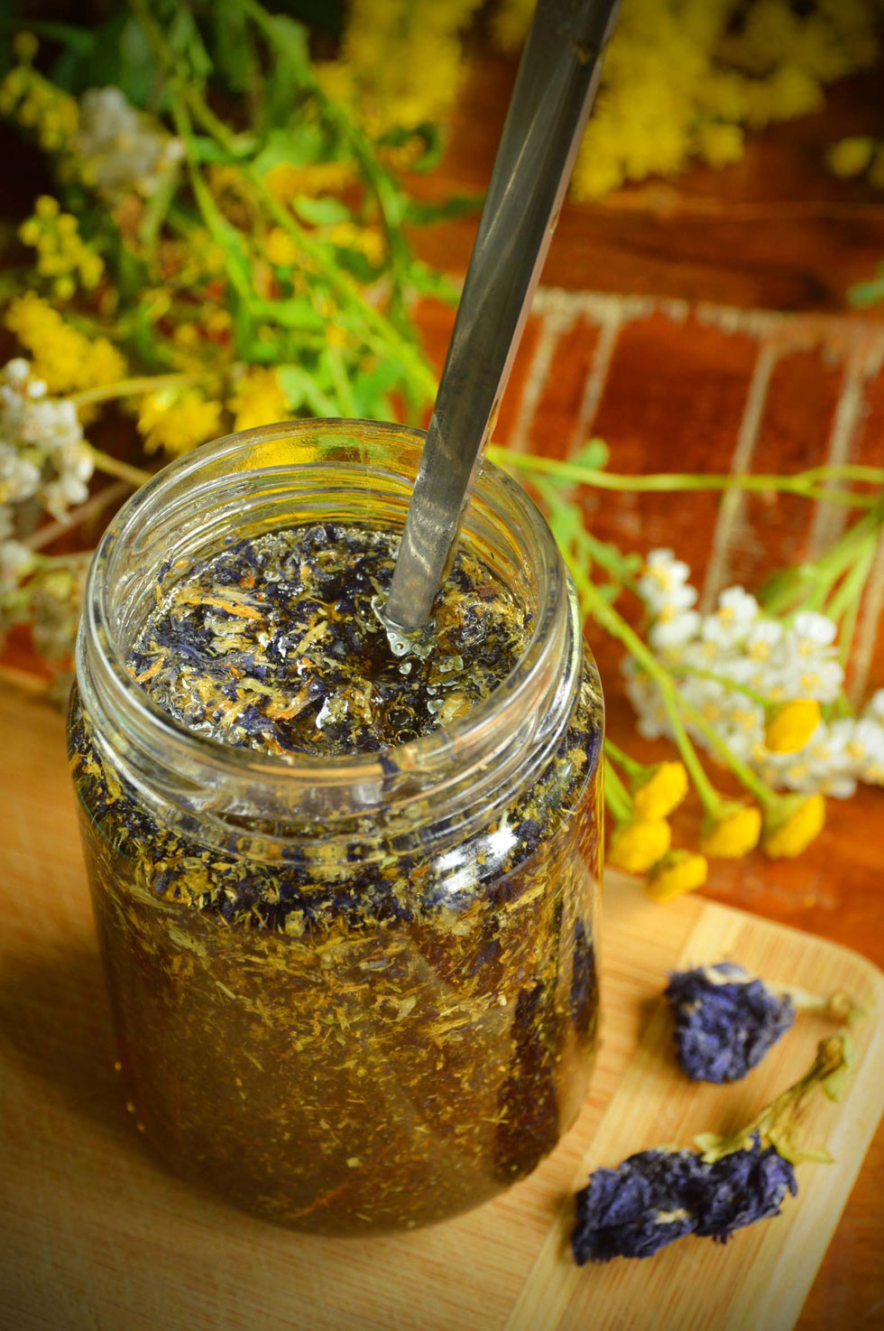 Honig, Honey, herbal, Kräuter, selber machen, selbstgemacht, infused honey, Elektuar, electuary, gesund, Erkältung, Magen-Darm, Schlaf, Blue Lotus, Blue pea, Rose, Beifuß, Kamille, Rosmarin, Salbei, Tulsi, Kräuterhexe, Küchenhexe,