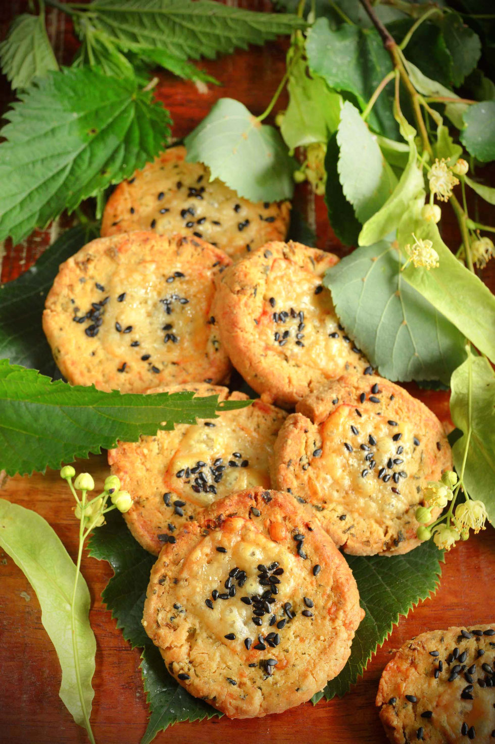 Linde, Lindenblätter, Lindenblüten, Cookies, backen, Kekse, Lindenbaum, Baumblätter, essbare, Sesam, schwarzer, herzhaft, Bergkäse, Küchenhexe, Kräuterhexe