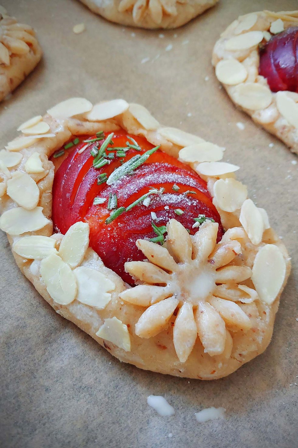Galette, Galettes, Galetten, backen, Rezept, Nektarine, Nektarinen, Rosmarin, Mandeln, Mabon, Jahreskreis, Jahreskreisfest, Sonne, Herbst, Tages-und-Nachtgleiche, Kräuterhexe, Küchenhexe