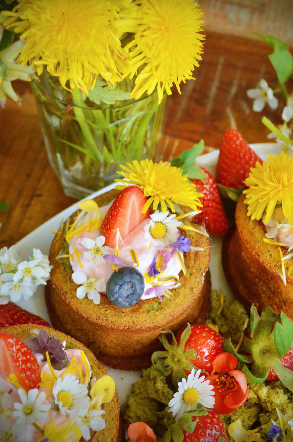 Kuchen, backen, Brennnesseln, Brennnesselkuchen, Savarin, Frühling, Erdbeeren, Quark, Sahnejoghurt, essbare Blüten, Wildkräuter, Wildkräuter sammeln, Kräuterhexe, Rezept, Bisquit, grüne Hexe
