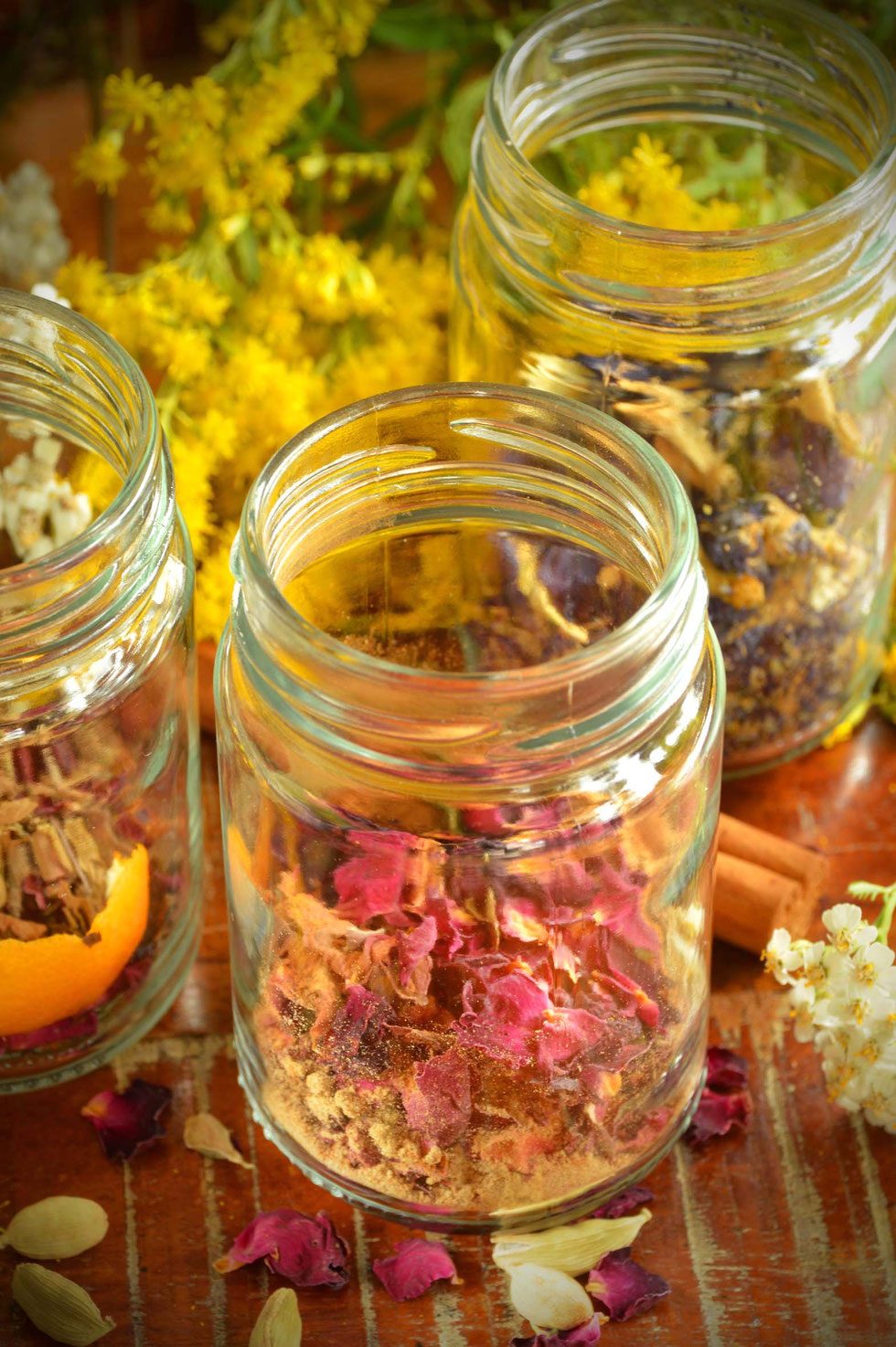 Honig, Honey, herbal, Kräuter, selber machen, selbstgemacht, infused honey, Elektuar, electuary, gesund, Erkältung, Magen-Darm, Schlaf, Blue Lotus, Blue pea, Rose, Beifuß, Kamille, Rosmarin, Salbei, Tulsi, Kräuterhexe, Küchenhexe,