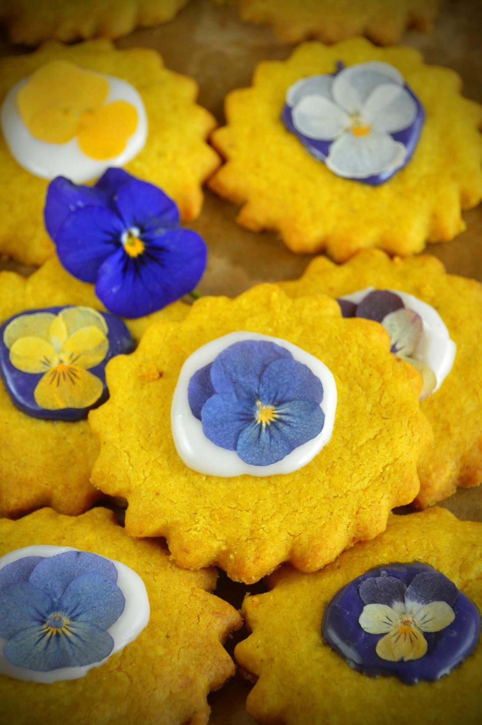 Kekse, Cookies, Sonne, Frühling, Goldene Milch, Kurkuma, Ingwer, shortbread, essbare Blüten, Hornveilchen, backen, Rezept, Goldene Milch Cookies, golden milk, Kräuterhexe, Küchenhexe, Gewürze, golden, 
