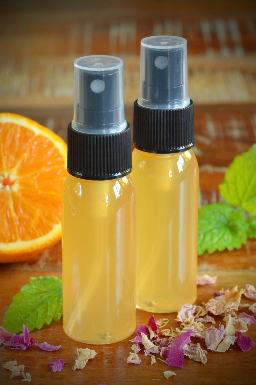 Zitronenmelisse, Melisse, Melissa officinalis, Heilpflanzen, Küchenkräuter, Zitrone, Orange, Duft, ätherische Öle, Rosenblüten, Apfelssig, erfrischend, vitalisierend, Bodyspray, Gesichtswasser, Deodorant, natürliche Hautpflege, Küchenhexe, Kräuterhexe