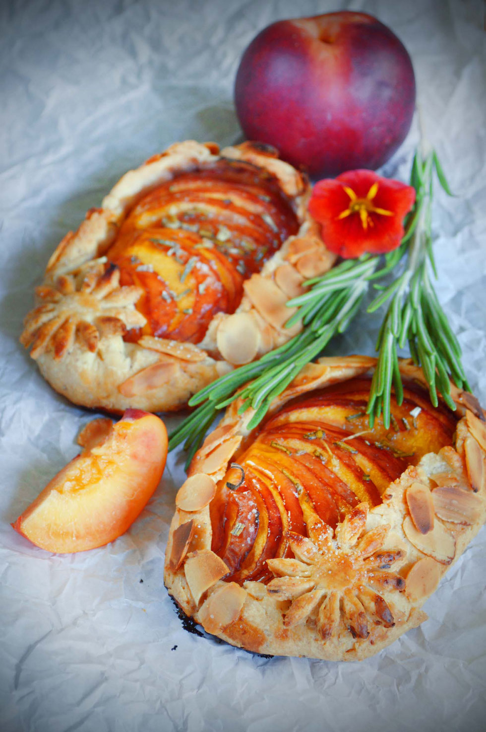 Galette, Galettes, Galetten, backen, Rezept, Nektarine, Nektarinen, Rosmarin, Mandeln, Mabon, Jahreskreis, Jahreskreisfest, Sonne, Herbst, Tages-und-Nachtgleiche, Kräuterhexe, Küchenhexe