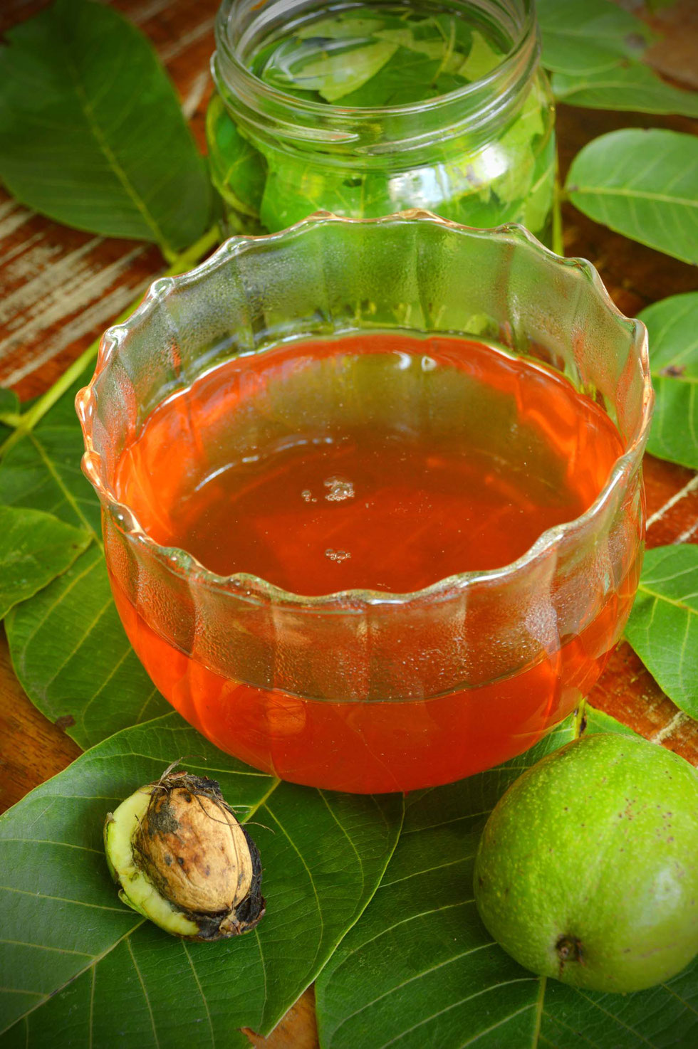 Walnuss, Walnussbaum, Walnussblätter, Echte Walnuss, Juglans regia, Walnussblüte, Walnussblättertee, Tee, Aufguss, Umschlag, Hauterkrankungen, Verdauung, Immunsystem, Tinktur, Alkohol, Auszug, Kräuterhexe, Akne, Gerbstoffe, Bitterstoffe