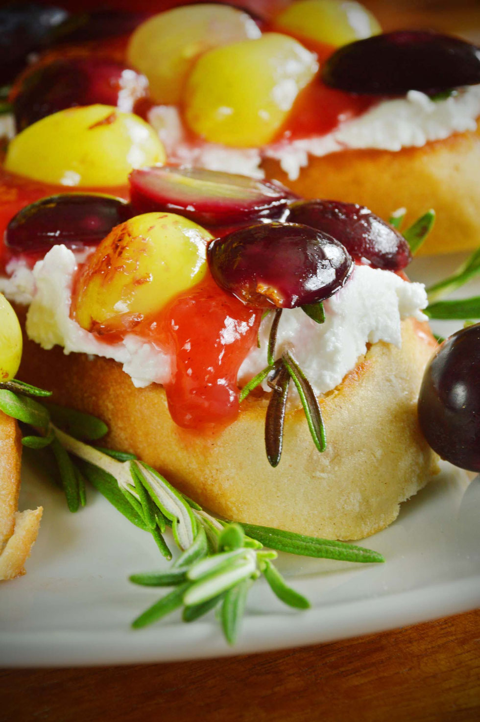 Trauben,Weintrauben, Gelee, Trauben-Gelee, Weintraubengelee, Crostini, Ciabatta, Rosmarin, Frischkäse, Ziegenkäse, Ziegenfrischkäse, Ziegenkäserolle, Fingerfood, Vorspeise, herzhaft,
