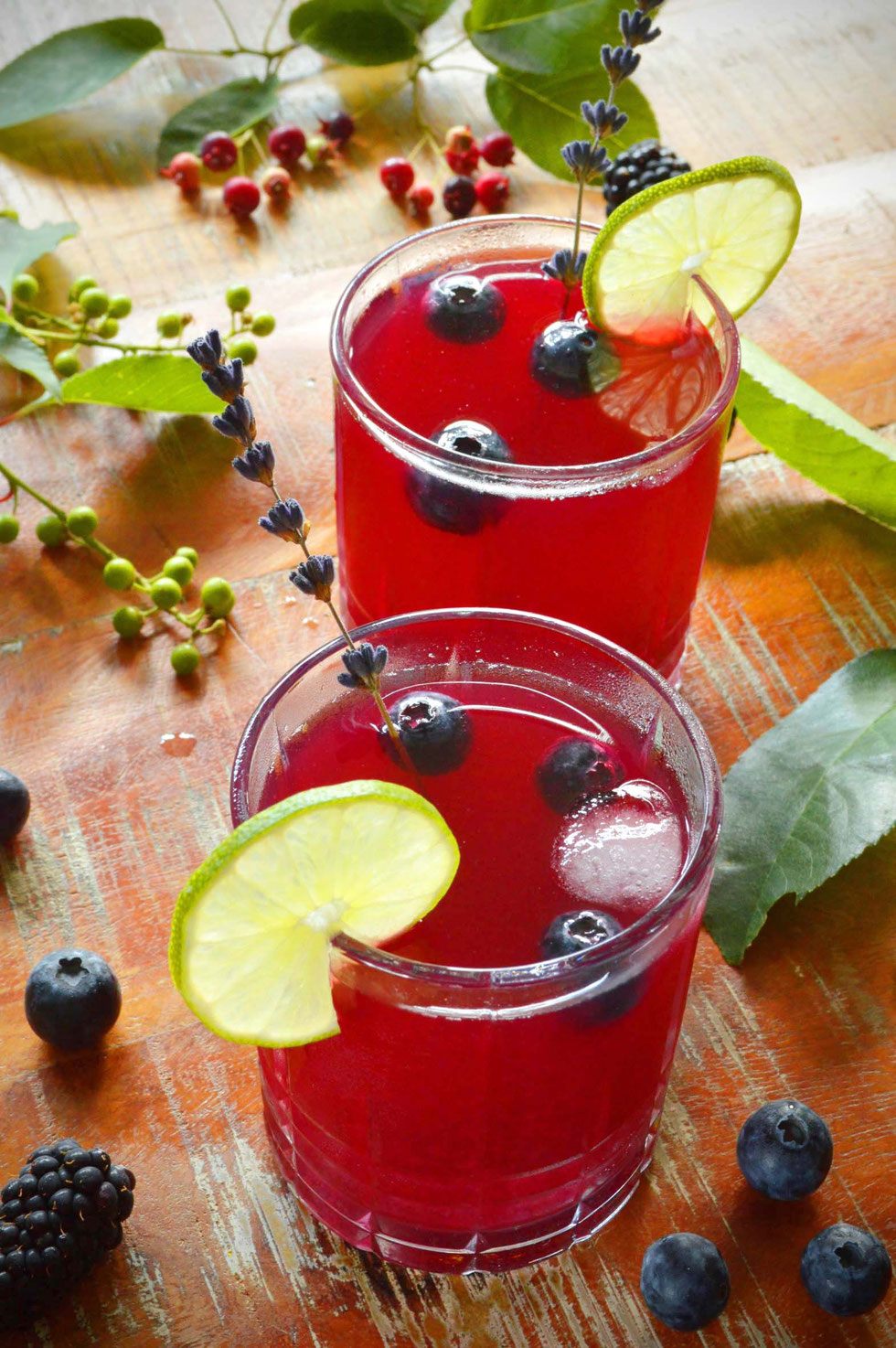 Sommer, Sommerdrink, fruchtig, Lavendel, Lavendeltee, Sirup, alkoholfrei, Brombeeren, Blaubeeren, Cocktail, Mocktail, Beeren, Kräuter, Kräutertee, Kräuterhexe,