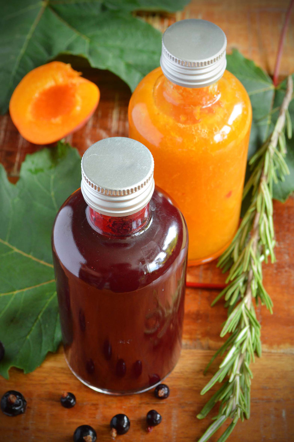Essig, Fruchtessig, Balsam, Balsamico, Weißweinessig, Aprikose, Rosmarin, Chili, Schwarze Johannisbeere, Schlehen, Essig herstellen, fruchtige Essige selber machen, selber machen, diy, Früchte, Resteverwertung