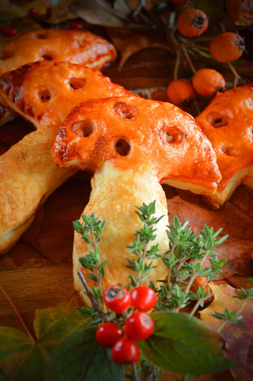 Pilze, Herbst, gefüllt, pie, fly agaric, Amanita muscaria,backen, Rezept, Pilz-Pie, Austernseitling, Fliegenpilz, Pilzform, Pilzfüllung, Blätterteig, Thymian, Ziegenfrischkäse, mini, hand pies, mushroom hand pies, Küchenhexe, grüne Hexe, oyster mushrooms,