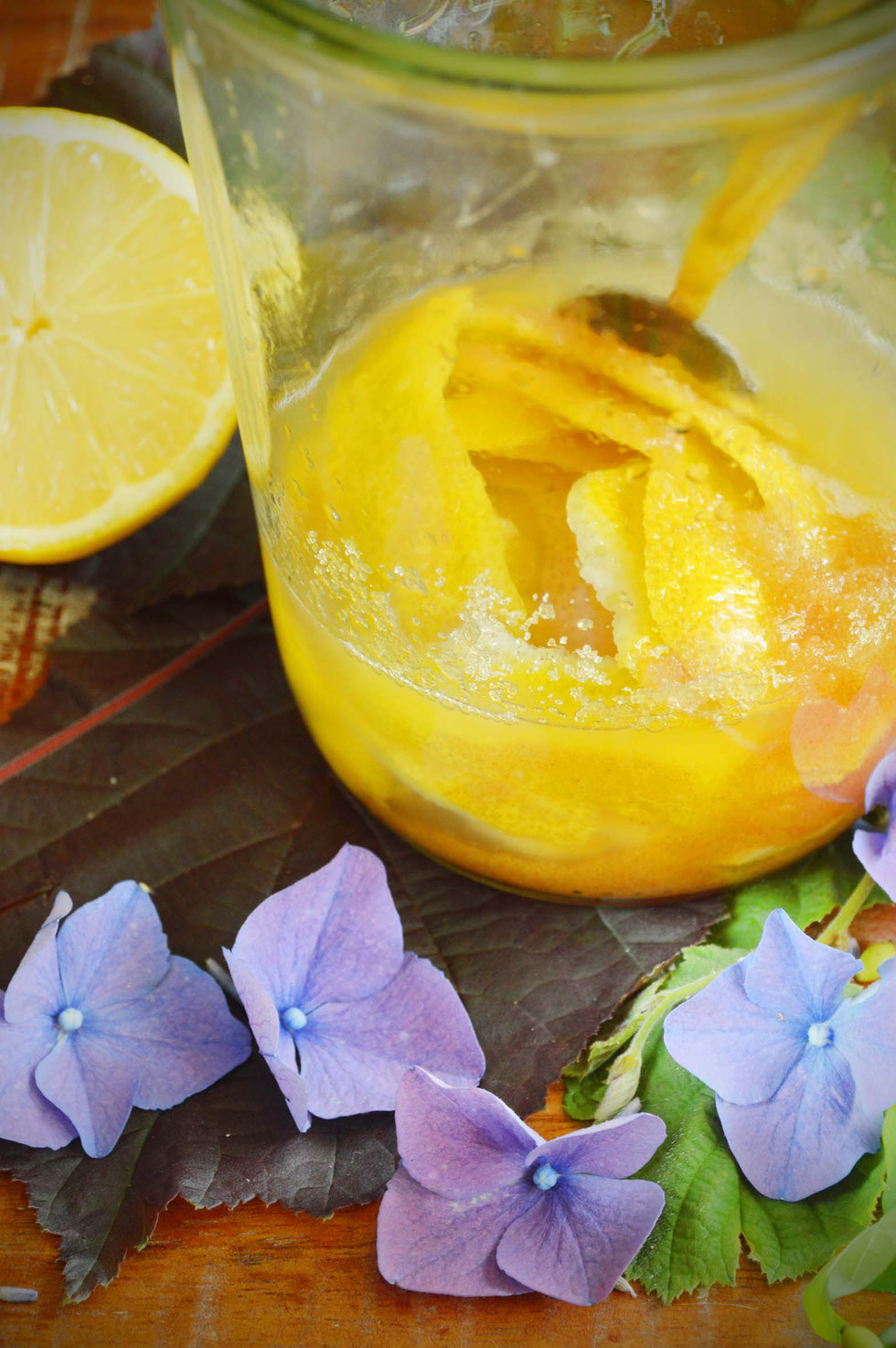 Zitronen, Zitrone, Zitrusfrüchte, fermentieren, Ferment, Fermentation, Rezept, selber machen, Limo, Limonade, Zitronenschalen, Darmflora, Mikrobiom, gesund, Getränk, Kohlensäure, Kräuterhexe, Küchenhexe