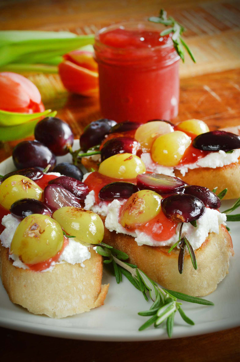 Trauben,Weintrauben, Gelee, Trauben-Gelee, Weintraubengelee, Crostini, Ciabatta, Rosmarin, Frischkäse, Ziegenkäse, Ziegenfrischkäse, Ziegenkäserolle, Fingerfood, Vorspeise, herzhaft,